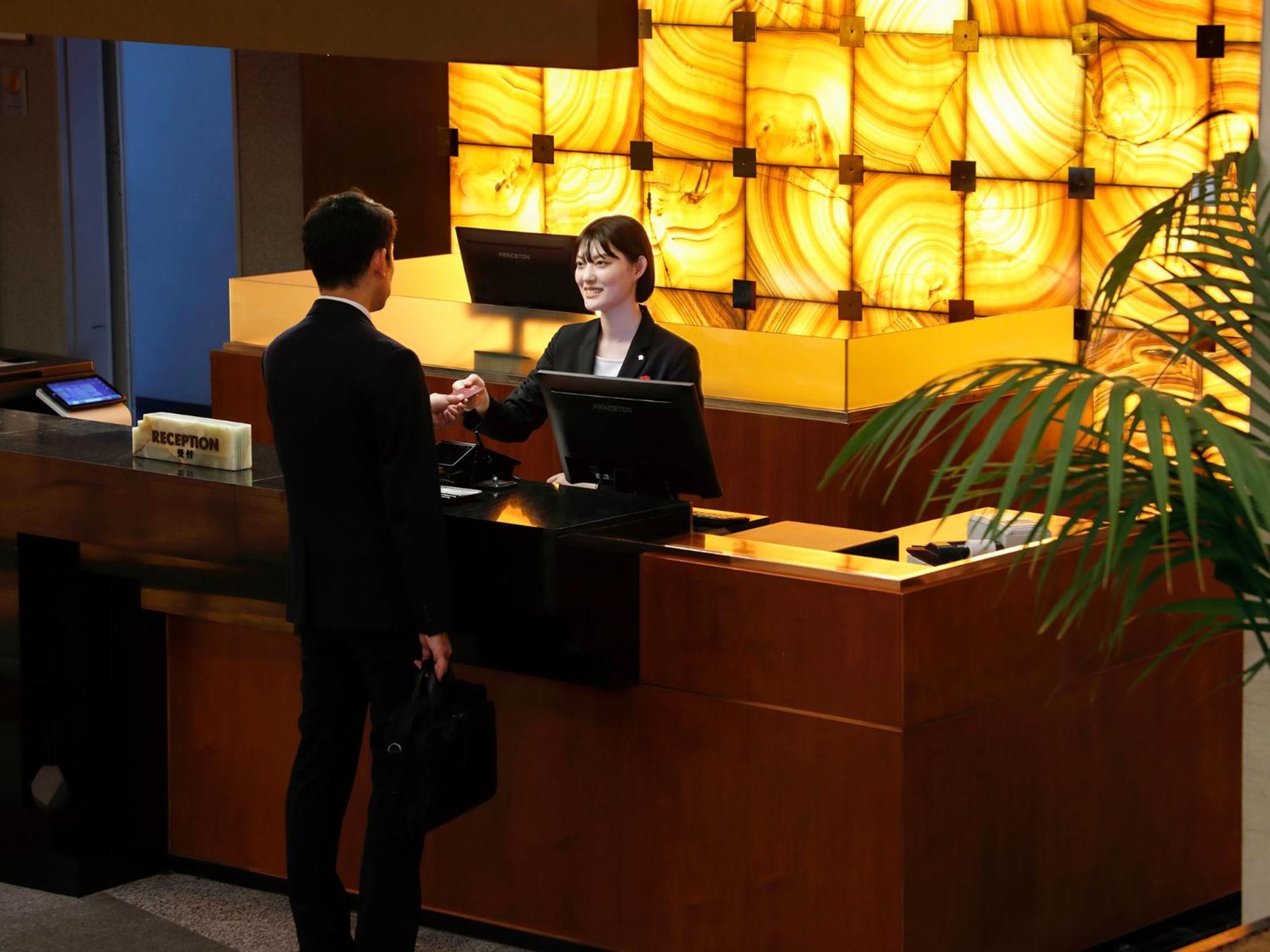 Premier Hotel -Tsubaki- Sapporo Extérieur photo A hotel receptionist at work